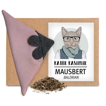 Katzenminzspielzeug in Form einer rosa-grauen Maus mit getrockneter Katzenminze und Verpackung mit der Aufschrift "Kater Kasimir Mausbert Baldrian."