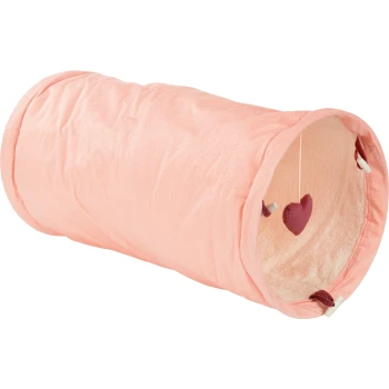 Rosa Haustiertunnel mit weichem Innenraum und einem hängenden Herzspielzeug darin, entworfen für verspielte Katzen oder kleine Tiere.