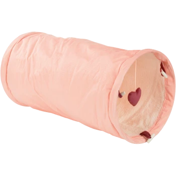 Tunnel pour animaux de compagnie rose avec un intérieur doux et un jouet en forme de cœur suspendu à l'intérieur, conçu pour les chats joueurs ou les petits animaux.
