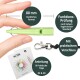 Hand hält eine grüne 80-mm-Pfeife mit Schlüsselring, Lanyard-Clip und zweisprachigem Bedienungshandbuch von ACME Whistles.