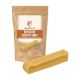 Eine Packung Wildfang Hartkäse Kaustab Bunky Hundekau-Stick, mit einem gelben Kau-Stick neben der Tüte, beschriftet mit "100% natürlich."