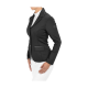 Eine Frau in einer taillierten schwarzen Reitjacke mit einem weißen Rollkragen, die seitlich steht und das schlanke Design der Jacke präsentiert.
