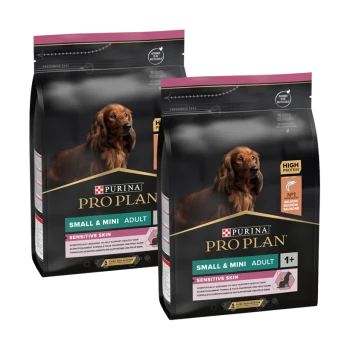 Zwei Beutel Purina Pro Plan Hundefutter für kleine und mini erwachsene Hunde, beschriftet mit "Sensitive Skin" und "High Protein."