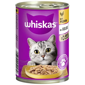 Eine Dose Whiskas Katzenfutter mit einer grauen getigerten Katze und einer Schüssel mit Nassfutter, beschriftet "mit Huhn in Gelee" und "100% Recyclierbar."