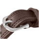 Nahaufnahme eines braunen Lederhalsbands für Haustiere mit einer glänzenden silbernen Schnalle, die detaillierte Nähte und Textur zeigt.