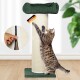Getigerte Katze kratzt an einem beigen Sisalpfosten mit grünem Liegeplatz und Sockel; Reißverschlussdetail und Etikett 'MADE IN GERMANY'.