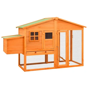 Holzhaustierhaus mit einem geneigten grünen Dach, Netzfenstern und einem geräumigen Außenlauf, entworfen für kleine Tiere.