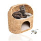 Ein gemütliches, gewebtes Katzenbett mit einer getigerten Katze, die darauf liegt, ausgestattet mit einem weichen Kissen und einem Eingang darunter, begleitet von zwei Spielbällen.