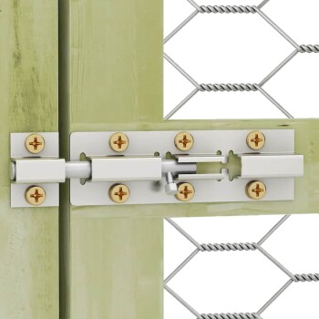 Nahaufnahme eines grünen Holzschlosses mit einem silbernen Bolzen und goldenen Schrauben, das einen Drahtzaun sichert.