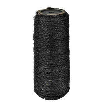 Rolka czarnego sznura sizalowego, mocno nawinięta, z gładką powierzchnią i widocznym okrągłym rdzeniem z tektury na górze.