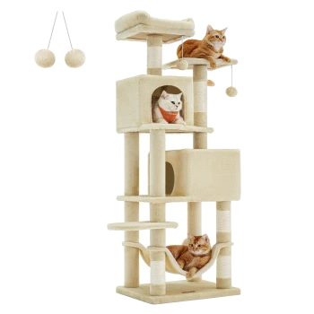 Ein beiger Kratzbaum für Katzen mit mehreren Ebenen, mit zwei Katzen, die auf verschiedenen Plattformen entspannen, eine in einem würfelförmigen Raum und zwei hängenden Bällen darüber.