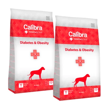 Zwei Säcke Calibra Veterinary Diets Hundefutter mit der Aufschrift "Diabetes & Fettleibigkeit", mit einem rot-weißen Design und einer Silhouette eines Hundes.
