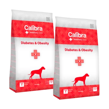 Zwei Säcke Calibra Veterinary Diets Hundefutter mit der Aufschrift "Diabetes & Fettleibigkeit", mit einem rot-weißen Design und einer Silhouette eines Hundes.