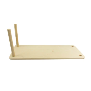 Holzfütterungsstation für Haustiere mit zwei aufrechten Pfosten und einer flachen Basis, entworfen für einfachen Fütterungszugang.