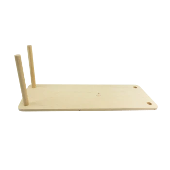 Holzfütterungsstation für Haustiere mit zwei aufrechten Pfosten und einer flachen Basis, entworfen für einfachen Fütterungszugang.