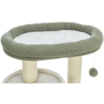 Obere Plattform eines Katzenbaums mit einem weichen grünen Rand und einem baumelnden Pom-Pom-Spielzeug, mit einer plüschigen weißen Oberfläche.