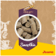 Nahaufnahme brauner faseriger Futterpellets in einem runden Rahmen, Etikett 'Smoothie' und rotes 'Josera'-Logo vor hufeisenförmigem Hintergrundmuster.