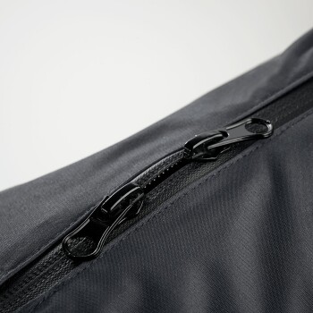 Nahaufnahme eines schwarzen Reißverschlusses an einer Tragetasche für Haustiere, die den glatten Stoff und das robuste Reißverschlussdesign zeigt.