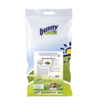 Eine Tüte Bunny Natur Kaninchenfutter, beschriftet mit 'Kaninchentraum', mit einem bunten Design und einem Kaninchenbild sowie Nährwertinformationen auf der Rückseite.