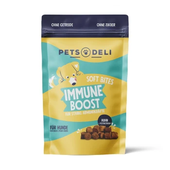 Weiche Bites Hundeleckerlis in einer bunten Verpackung mit der Aufschrift "Immune Boost" für starke Immununterstützung, mit einem Cartoon-Hund und Text auf Deutsch.