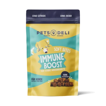 Weiche Bites Hundeleckerlis in einer bunten Verpackung mit der Aufschrift "Immune Boost" für starke Immununterstützung, mit einem Cartoon-Hund und Text auf Deutsch.