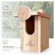Holz-Vogelhaus mit einem halb offenen Eingang, mit Text, der seine wetterfesten, artgerechten und natürlichen Materialien hervorhebt.