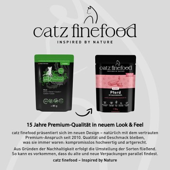Zwei catz finefood Katzenfutterbeutel mit Pferdegeschmack, altes grünes Design und neues schwarz-pinkes Design, je 85g, mit Text über 15 Jahre Premiumqualität.