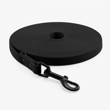 Schleppleine Schwarz 5 m Schwarze Haustierleine, ordentlich aufgerollt, mit einem stabilen Clip zur Befestigung. Ideal zum Gassigehen mit Hunden.