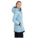 Eine Frau trägt eine hellblaue Daunenjacke mit Kapuze, mit einem Reißverschluss vorne und seitlichen Taschen, steht seitlich.