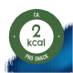 Groen cirkelvormig label met een witte center met de tekst '2 kcal' en 'PRO SNACK', tegen een blauwe achtergrond.