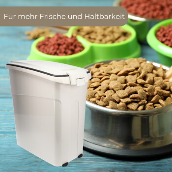 Weißer Futtermittelbehälter neben einer Metallschüssel mit Trockenfutter; deutscher Text: "Für mehr Frische und Haltbarkeit".
