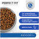 Schüssel mit Trockenfutter für Katzen mit Kroketten, beschriftet mit "Perfect Fit," mit Text über die Unterstützung des Mikrobioms, hochwertige Zutaten und Hühneranteil.