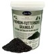 Lyra Pet Dose „Premium‑Futterkohle Granulat (Für eine natürliche Darm‑Balance)“ mit einem Haufen schwarzer Holzkohlegranulate.
