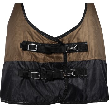 Ein Haustiergeschirr mit einem braun-schwarzen Design, mit verstellbaren Riemen und Schnallen für eine sichere Passform.