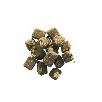 Ein Haufen kleiner, rechteckiger, brauner Hundefutterpellets auf einem weißen Hintergrund.