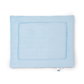 Helle blaue Tierliege mit gerippter Textur und quadratischer Form, mit einem kleinen Etikett in der unteren Ecke.