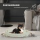 Ein schwarzer und brauner Chihuahua entspannt sich auf einem gewebten Haustierbett in einem modernen Wohnzimmer, mit Text über Ruhe und Entspannung darüber.
