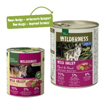 Zwei Dosen Tiernahrung: eine kleinere mit der Aufschrift "Real Nature Wilderness Wild Valley" und eine größere Dose mit einem Wolf, die besagt: "Neues Design – verbesserte Formel!"