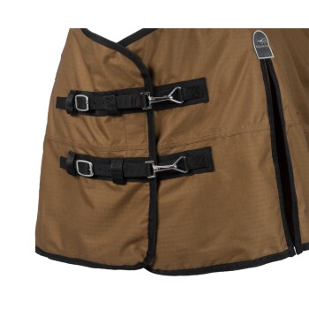 Brauner Tiermantel mit schwarzen Riemen und Schnallen, mit einem Equinate-Logo oben rechts.