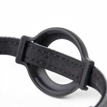 Schwarzes Haustierhalsband mit einer runden Kunststoffschnalle, vor einem weißen Hintergrund präsentiert.