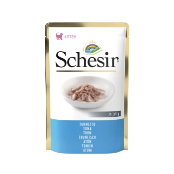 Schesir Kittenfutterbeutel mit Thunfisch in Gelee, mit einer Schüssel zerrissenem Thunfisch auf der Vorderseite und mehrsprachigen Zutatenetiketten.
