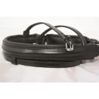 Schwarzes Leder-Haustiergeschirr mit verstellbaren Riemen und silberner Schnalle, die auf einer weißen Oberfläche ruht.