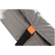 Nahaufnahme einer grauen Haustiertrage mit einem orangefarbenen Gurt und schwarzer Schnalle, die ihren strapazierfähigen Stoff und die sichere Befestigung zeigt.