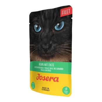 Gesicht einer schwarzen Katze mit auffälligen blauen Augen auf einer Tierfutterverpackung mit der Aufschrift "Josera Filet Huhn mit Ente", hergestellt in Deutschland.