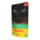 Gesicht einer schwarzen Katze mit auffälligen blauen Augen auf einer Tierfutterverpackung mit der Aufschrift "Josera Filet Huhn mit Ente", hergestellt in Deutschland.