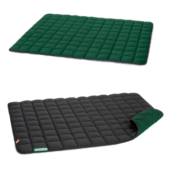 Zwei Haustiermatten werden angezeigt: eine grüne, gesteppten Matte oben und eine schwarze, gesteppten Matte darunter, mit einer umgeklappten Ecke der schwarzen Matte.