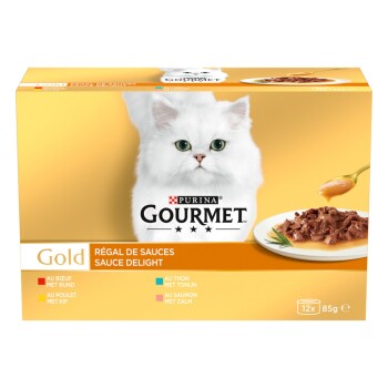 Boîte de nourriture pour chats Purina Gourmet Gold avec chat blanc à poil long, assiette de pâtée en sauce, texte « GOURMET » et « Sauce Delight »
