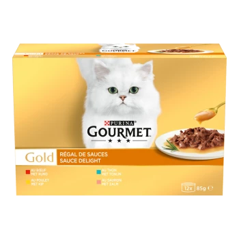 Purina Gourmet Gold kattenvoerdoos met witte langharige kat, bord met nat voer in saus, tekst 'GOURMET' en 'Sauce Delight'