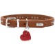 Braunes Lederhalsband mit silbernen Nieten und Schnalle, rotem herzförmigem Anhänger, Metallnamensschild mit der Aufschrift 'HUNTER'.