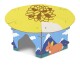 Kleurrijk kartonnen huis voor huisdieren met een gele bovenkant met een bloemenontwerp, blauwe zijkanten met bergen en een konijnillustratie.